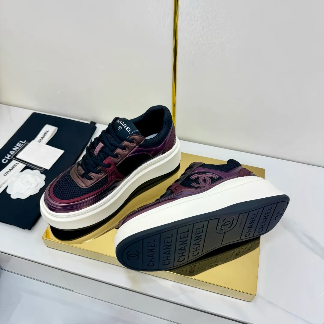 👟👟Ex-factory price 680👟👟 Upgraded version, upgraded version, upgraded version! No rebuttal accepted! ! ! ! Chanel Chanel panda shoes! 2025 counter's top casual sports shoes. This classic design; the upper is electro-embroidered with a variety of techniques; the outsole is fashionable and sporty; the unusual inclusion of a variety of color matching elements... The diversified mix and match is very good-looking and versatile, and can be used for leisure, fashion, sports, and outdoor... ꫛꫀꪝ Go➫ Materials: ❶Upper made of: original imported first-layer silk cowhide + original waterproof cloth + original first-layer cowhide ❷Inner lining: Original Yangli+Net ❸Outsole based on: Original TPU combination outsole Counter boutique packaging complete set for women 35–41 👉 👉 👉 👉 👉 👉 👉